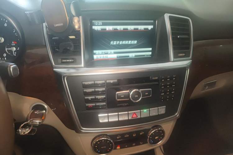 Used Mercedes-Benz M-Class 2014 ML 400 4MATIC Luxury Model Audio And AC Panel