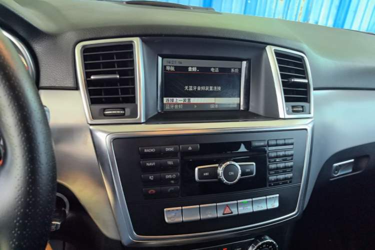 Used Mercedes-Benz M-Class 2014 ML 320 4MATIC Audio And AC Panel