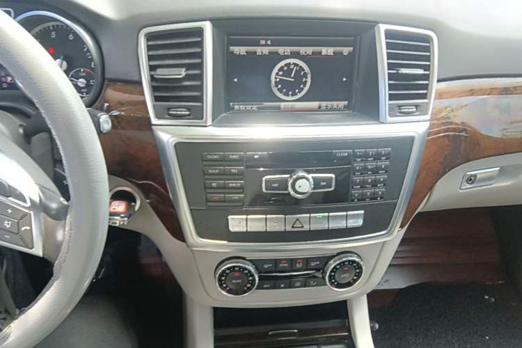 Used Mercedes-Benz M-Class 2014 ML 400 4MATIC Dynamic Model Audio And AC Panel