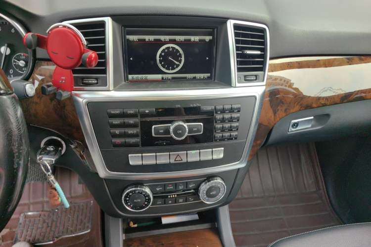 Used Mercedes-Benz M-Class 2014 ML 400 4MATIC Luxury Model Audio And AC Panel