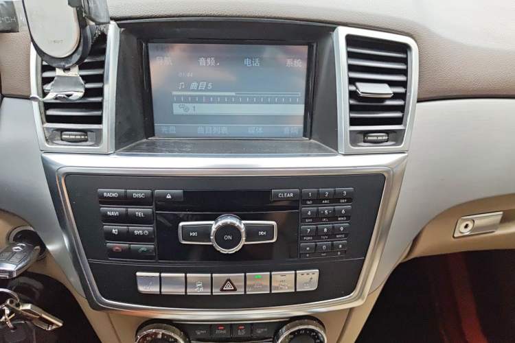 Used Mercedes-Benz M-Class 2014 ML 320 4MATIC Audio And AC Panel