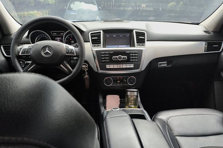 Used Mercedes-Benz M-Class 2014 ML 320 4MATIC Center Console