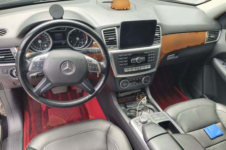 Used Mercedes-Benz M-Class 2014 ML 400 4MATIC Dynamic Model Center Console