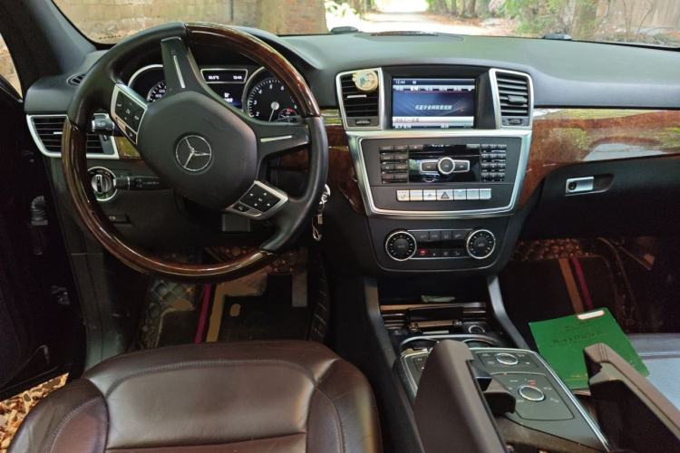 Used Mercedes-Benz M-Class 2014 ML 400 4MATIC Luxury Model Center Console
