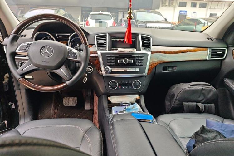 Used Mercedes-Benz M-Class 2014 ML 400 4MATIC Luxury Model Center Console