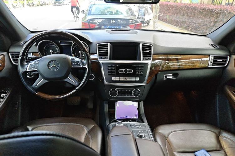 Used Mercedes-Benz M-Class 2014 ML 400 4MATIC Luxury Model Center Console