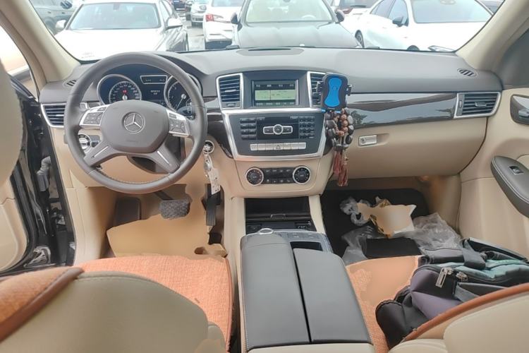 Used Mercedes-Benz M-Class 2014 ML 350 CDI 4MATIC Center Console