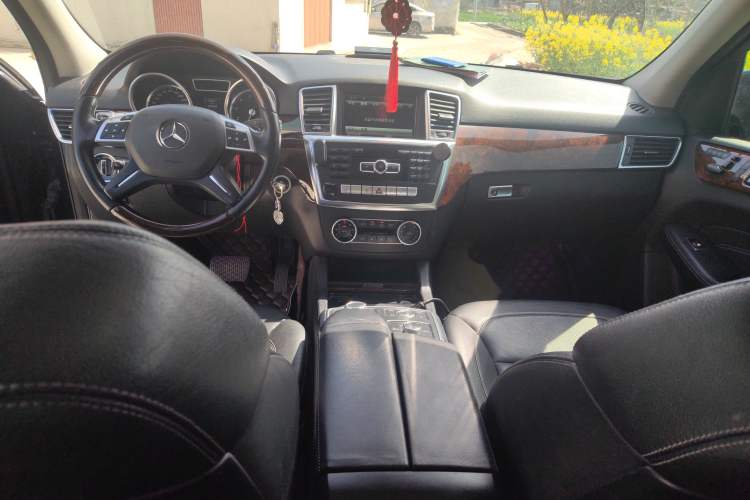 Used Mercedes-Benz M-Class 2014 ML 400 4MATIC Luxury Model Center Console