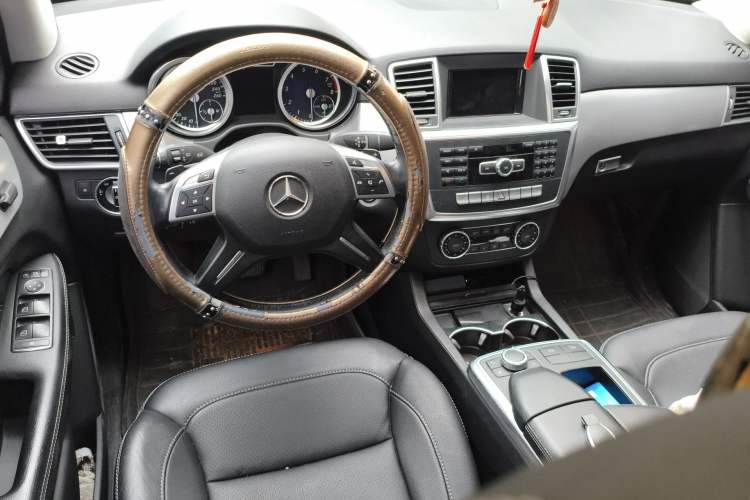 Used Mercedes-Benz M-Class 2014 ML 320 4MATIC Center Console