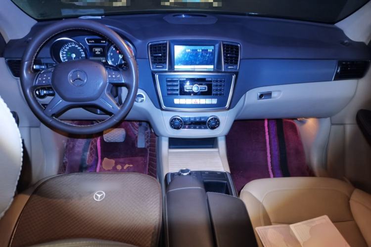 Used Mercedes-Benz M-Class 2014 ML 320 4MATIC Center Console