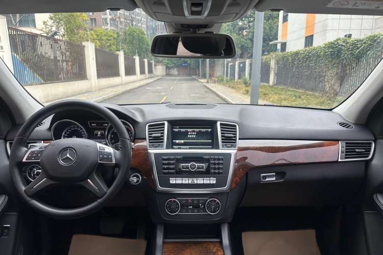 Used Mercedes-Benz M-Class 2014 ML 400 4MATIC Dynamic Model Center Console