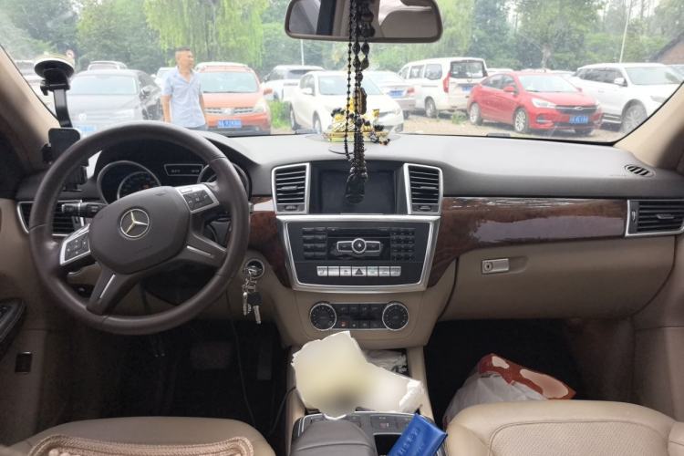 Used Mercedes-Benz M-Class 2014 ML 400 4MATIC Dynamic Model Center Console