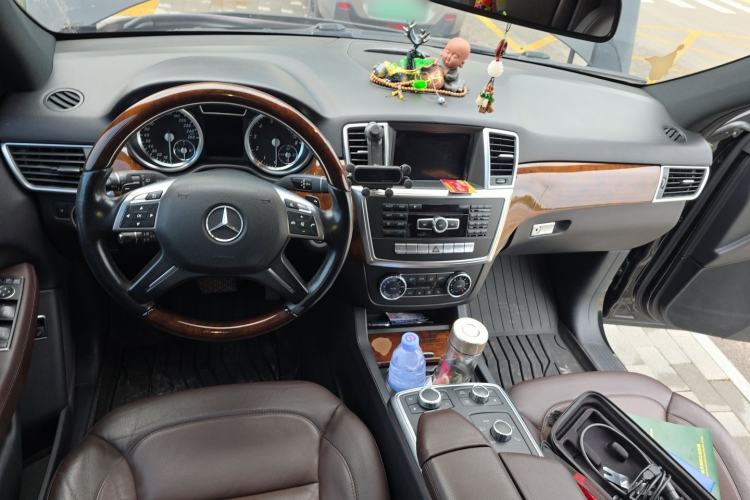 Used Mercedes-Benz M-Class 2014 ML 400 4MATIC Luxury Model Center Console