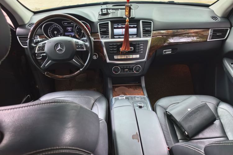 Used Mercedes-Benz M-Class 2014 ML 400 4MATIC Luxury Model Center Console