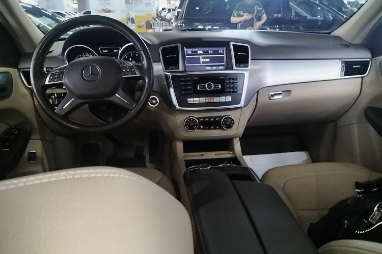 Used Mercedes-Benz M-Class 2014 ML 320 4MATIC Center Console