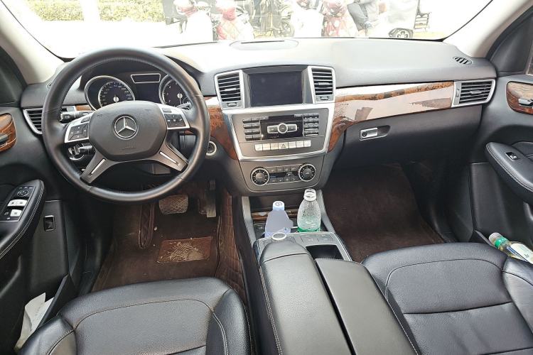 Used Mercedes-Benz M-Class 2014 ML 400 4MATIC Dynamic Model Center Console