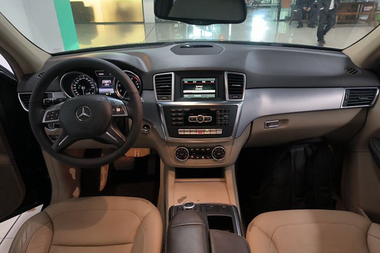 Used Mercedes-Benz M-Class 2014 ML 320 4MATIC Center Console