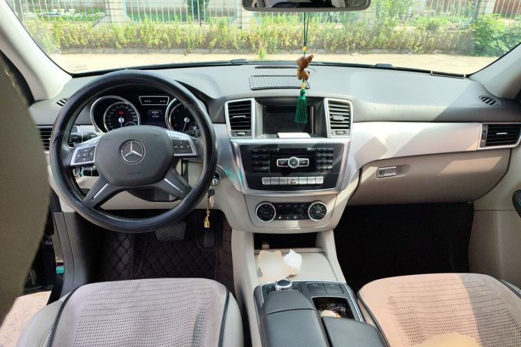Used Mercedes-Benz M-Class 2014 ML 320 4MATIC Center Console