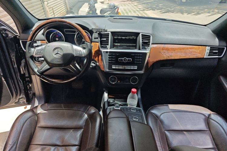 Used Mercedes-Benz M-Class 2014 ML 400 4MATIC Luxury Model Center Console