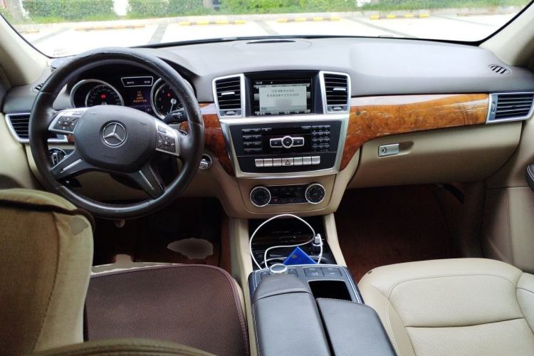 Used Mercedes-Benz M-Class 2014 ML 400 4MATIC Dynamic Model Center Console