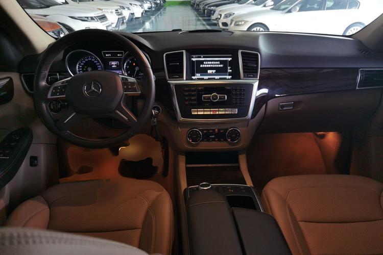 Used Mercedes-Benz M-Class 2014 ML 400 4MATIC Dynamic Model Center Console