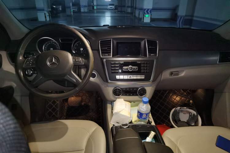 Used Mercedes-Benz M-Class 2014 ML 320 4MATIC Center Console