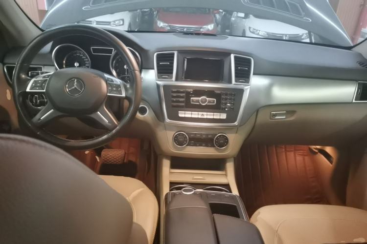Used Mercedes-Benz M-Class 2014 ML 320 4MATIC Center Console