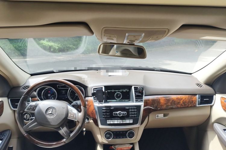 Used Mercedes-Benz M-Class 2014 ML 400 4MATIC Luxury Model Center Console