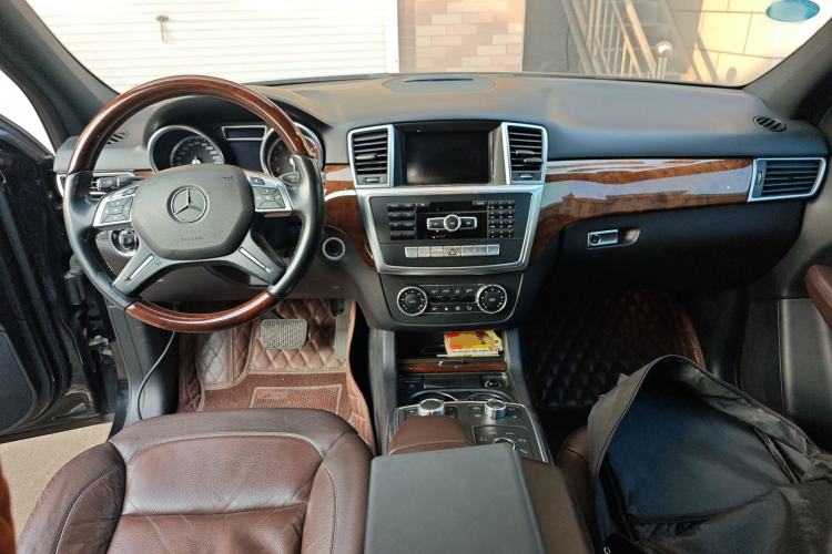 Used Mercedes-Benz M-Class 2014 ML 400 4MATIC Luxury Model Center Console
