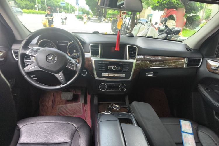 Used Mercedes-Benz M-Class 2014 ML 400 4MATIC Dynamic Model Center Console