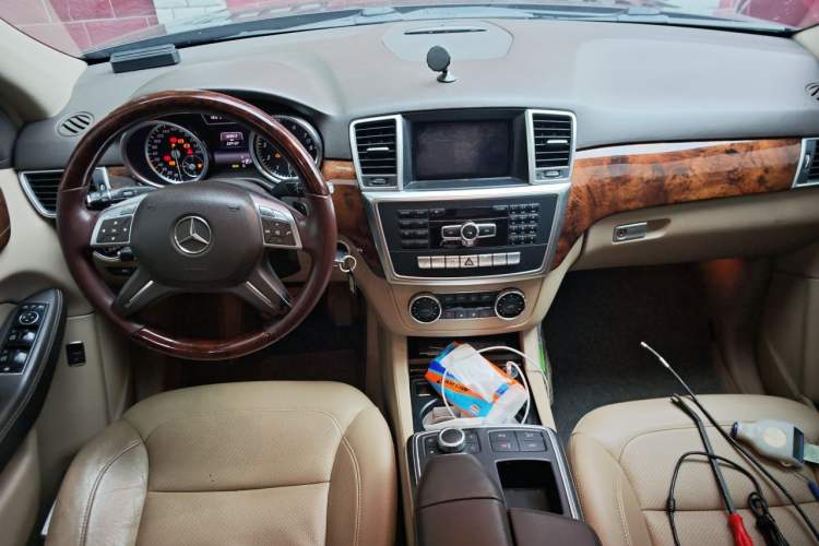 Used Mercedes-Benz M-Class 2014 ML 400 4MATIC Dynamic Model Center Console