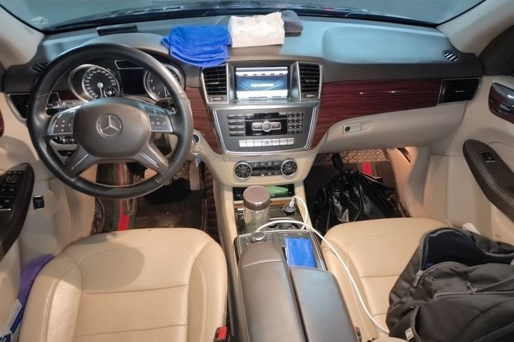 Used Mercedes-Benz M-Class 2014 ML 400 4MATIC Dynamic Model Center Console