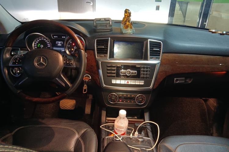 Used Mercedes-Benz M-Class 2014 ML 400 4MATIC Luxury Model Center Console