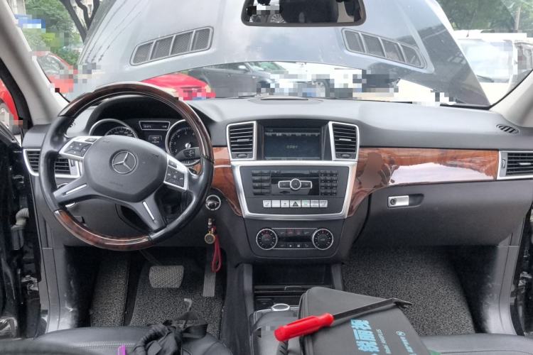 Used Mercedes-Benz M-Class 2014 ML 400 4MATIC Luxury Model Center Console