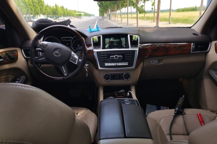 Used Mercedes-Benz M-Class 2014 ML 400 4MATIC Dynamic Model Center Console