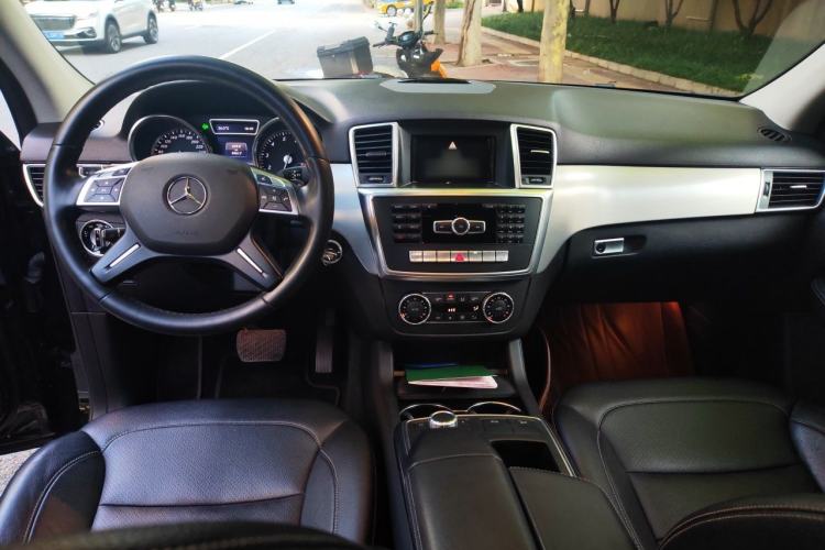 Used Mercedes-Benz M-Class 2014 ML 320 4MATIC Center Console