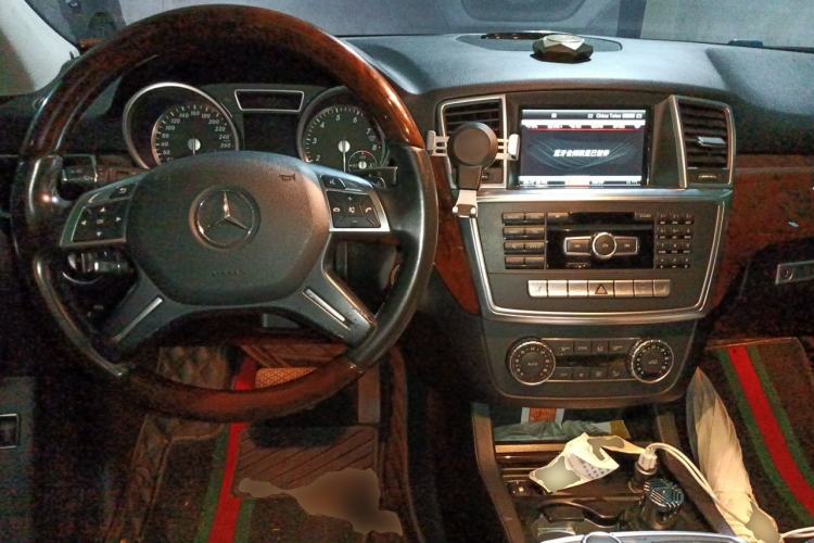 Used Mercedes-Benz M-Class 2014 ML 400 4MATIC Luxury Model Center Console