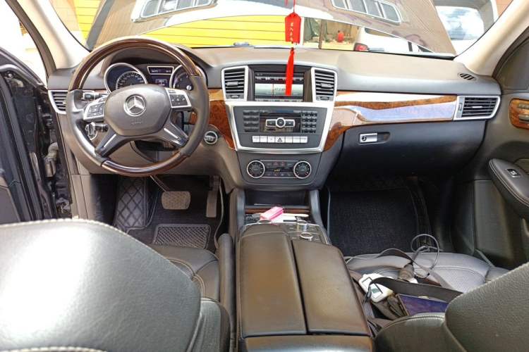 Used Mercedes-Benz M-Class 2014 ML 400 4MATIC Luxury Model Center Console