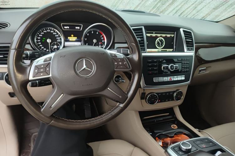 Used Mercedes-Benz M-Class 2014 ML 400 4MATIC Dynamic Model Center Console