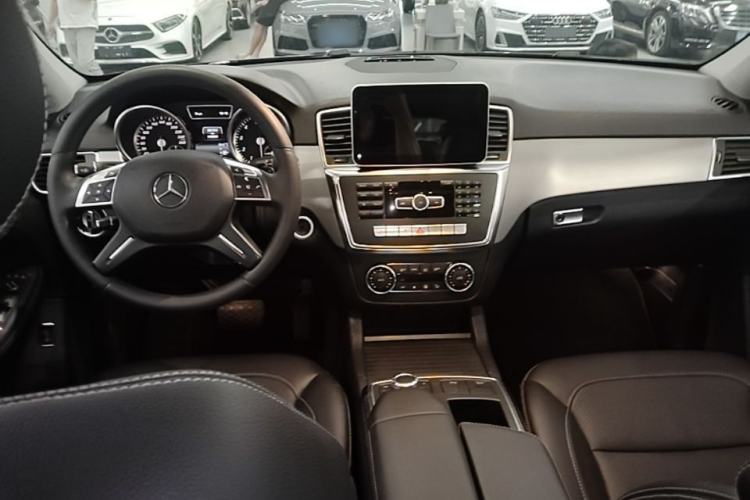 Used Mercedes-Benz M-Class 2014 ML 320 4MATIC Center Console