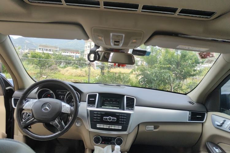Used Mercedes-Benz M-Class 2014 ML 320 4MATIC Center Console