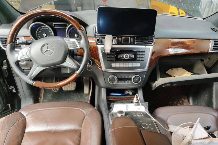 Used Mercedes-Benz M-Class 2014 ML 400 4MATIC Luxury Model Center Console