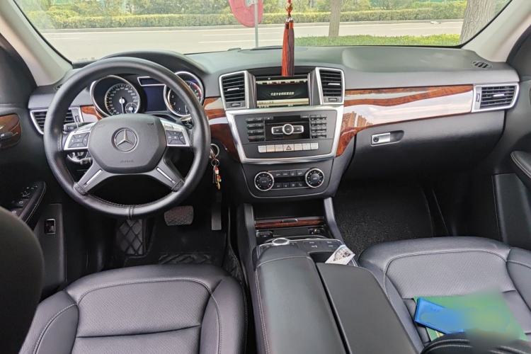 Used Mercedes-Benz M-Class 2014 ML 400 4MATIC Dynamic Model Center Console
