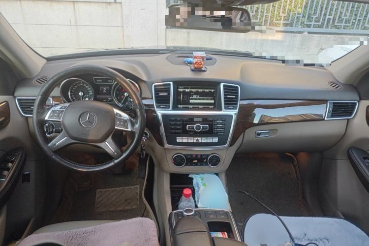 Used Mercedes-Benz M-Class 2014 ML 400 4MATIC Dynamic Model Center Console