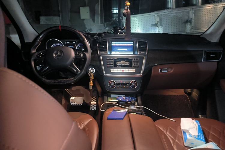 Used Mercedes-Benz M-Class 2014 ML 400 4MATIC Dynamic Model Center Console