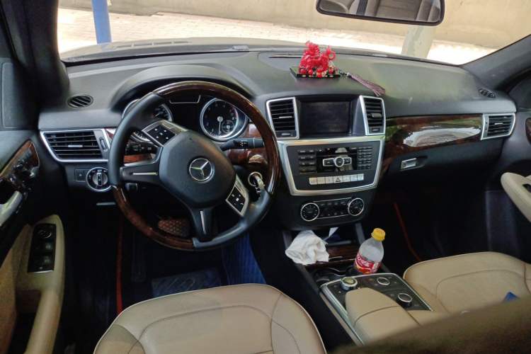 Used Mercedes-Benz M-Class 2014 ML 400 4MATIC Luxury Model Center Console