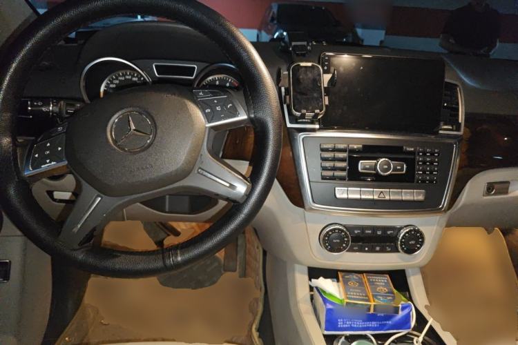 Used Mercedes-Benz M-Class 2014 ML 400 4MATIC Dynamic Model Center Console