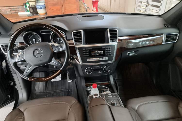 Used Mercedes-Benz M-Class 2014 ML 400 4MATIC Luxury Model Center Console