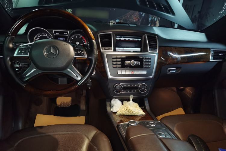 Used Mercedes-Benz M-Class 2014 ML 400 4MATIC Luxury Model Center Console