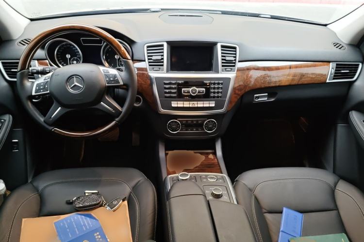 Used Mercedes-Benz M-Class 2014 ML 400 4MATIC Luxury Model Center Console